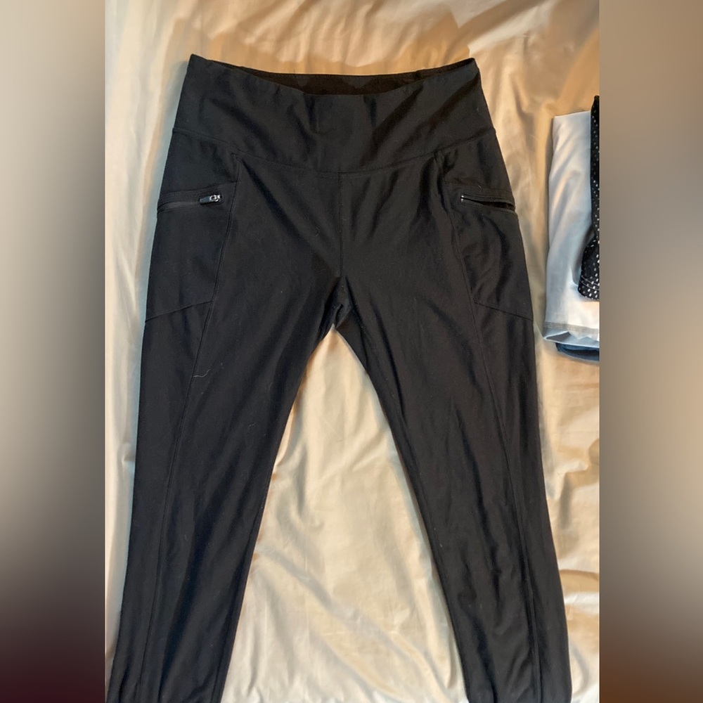 Women’s Eddie Bauer black leggings, medium with zipper pockets